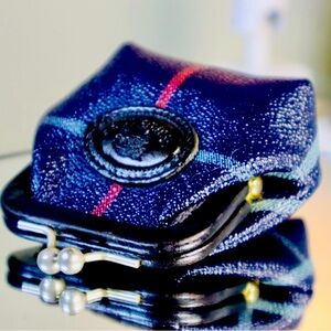 “HOST PICK” VTG Authentic Burberrys vintage leather coin  nova check kiss lock